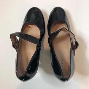 NWOT (no box) Tahari back patten Mary Jane heels